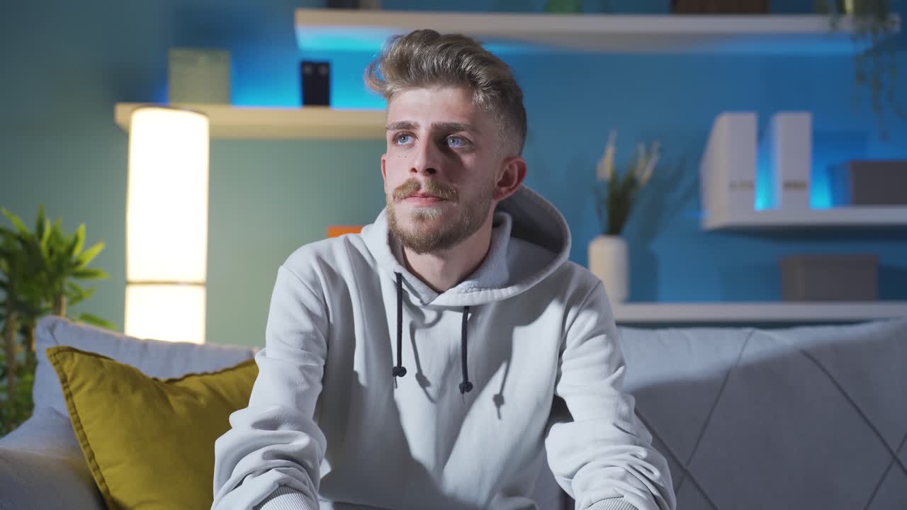 el joven preocupado entra en pánico en sus pensamientos y pesimismo.