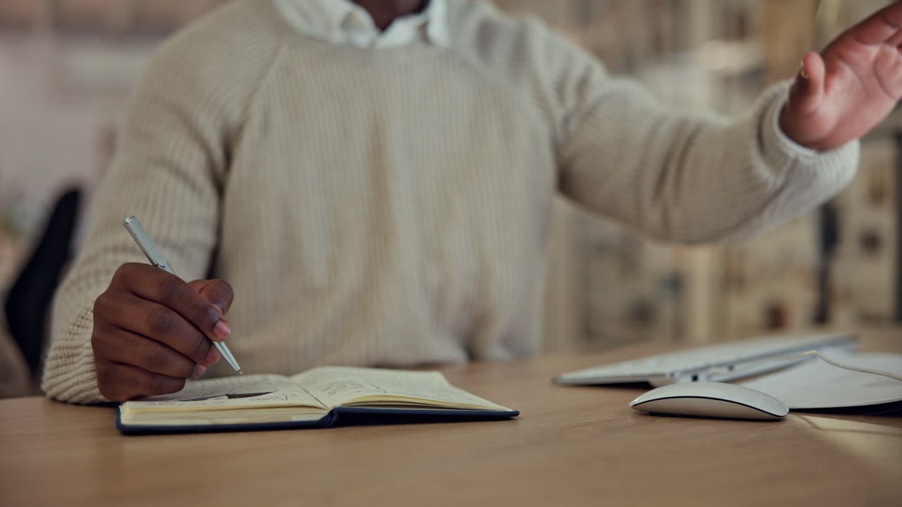 escritura, noche y manos con una computadora
