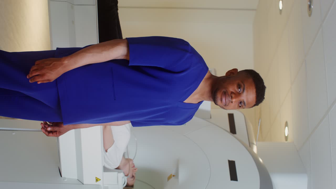 profesional médico y paciente en la sala de resonancia magnética