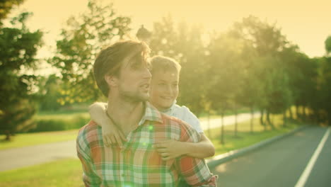 Vater-Gibt-Seinem-Sohn-Huckepackreiten-Im-Freien