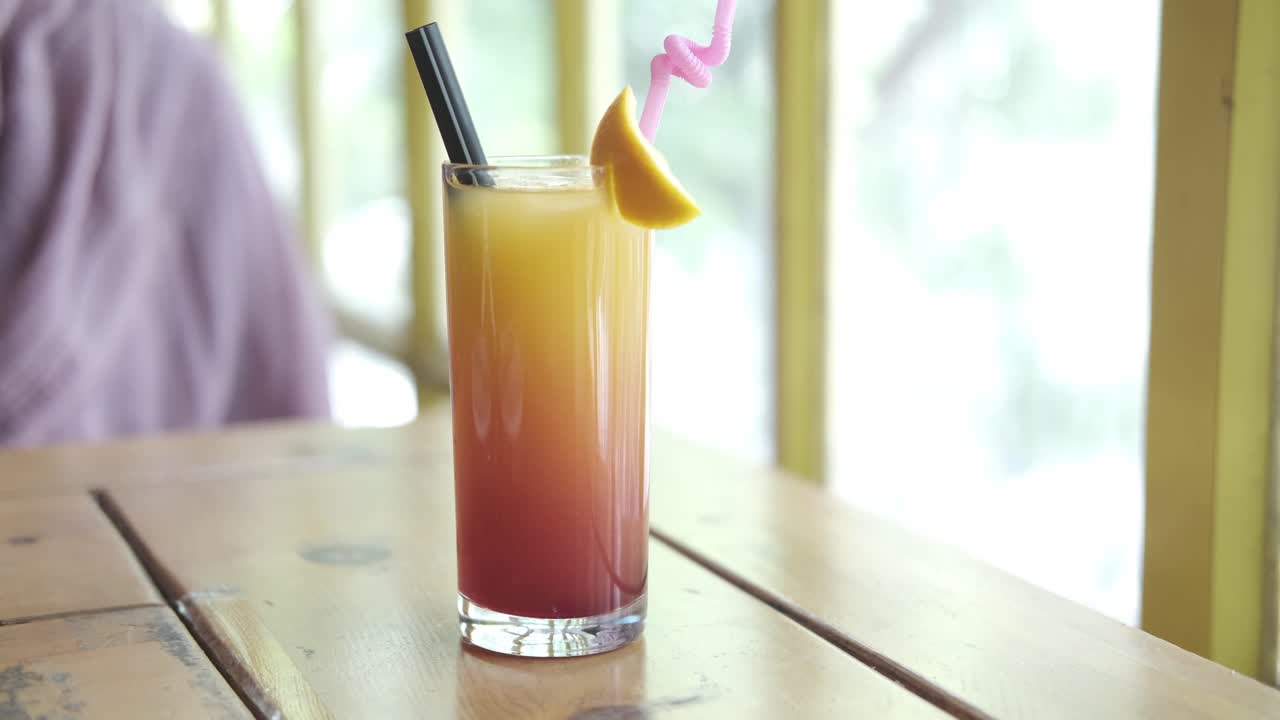 cóctel colorido en una mesa de madera