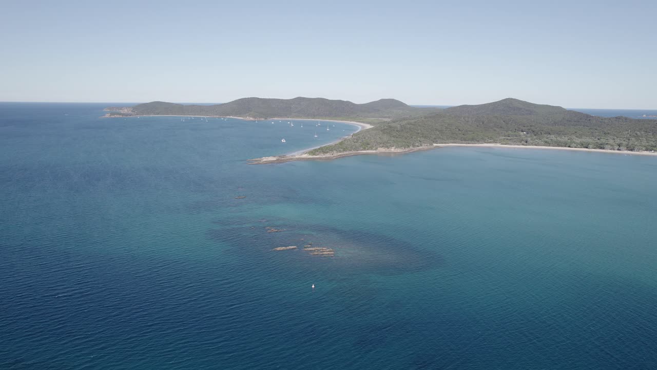 호주 퀸즐랜드주 카프리콘 코스트(capricorn coast)에 있는 그레이트 케펠 섬(great keppel island)에 있는 푸트니 해변(putney beach) 근처의 암초 통로