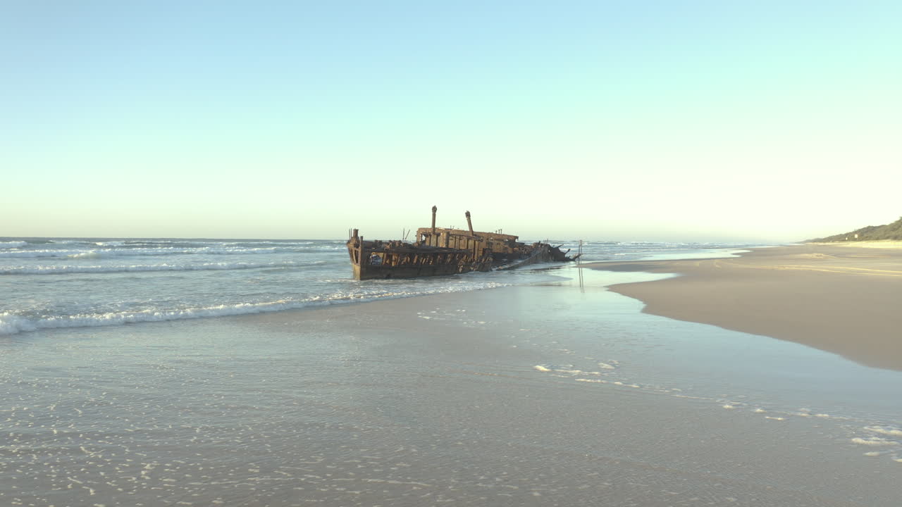 오스트레일리아 프레이저 섬의 아름다운 해변에 있는 오래된 난파선 ss 마헤노에 접근하는 드론