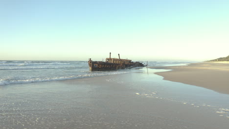 Drohne-Nähert-Sich-Dem-Alten-Schiffswrack,-Ss-Maheno,-An-Einem-Wunderschönen-Strand-Von-Fraser-Island,-Australien