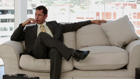 hombre de negocios esperando antes de una entrevista de trabajo