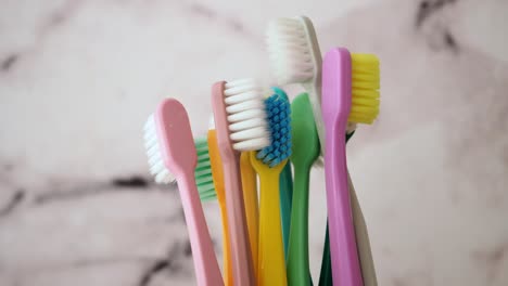 cepillos de dientes de colores