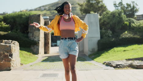 Danza,-Energía-Y-Una-Mujer-Negra-Caminando-Por-Un-Parque.