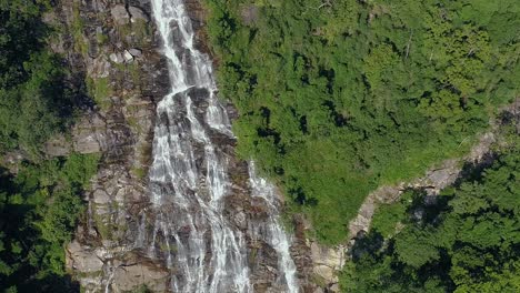 Cascada-En-El-Paraíso-De-La-Naturaleza