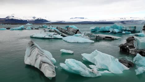 Niedrige-Überführung-Von-Eisbergen-In-Jokulsarlon-In-Richtung-Vatnajokull-Eiskappe-1