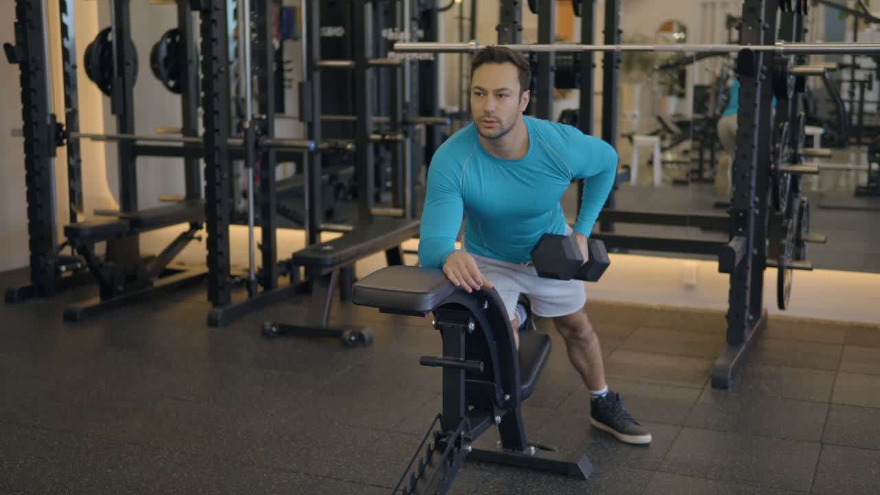 ejercicio en fila con manivela de un solo brazo, desarrollo de los músculos de la espalda con el núcleo y los bíceps