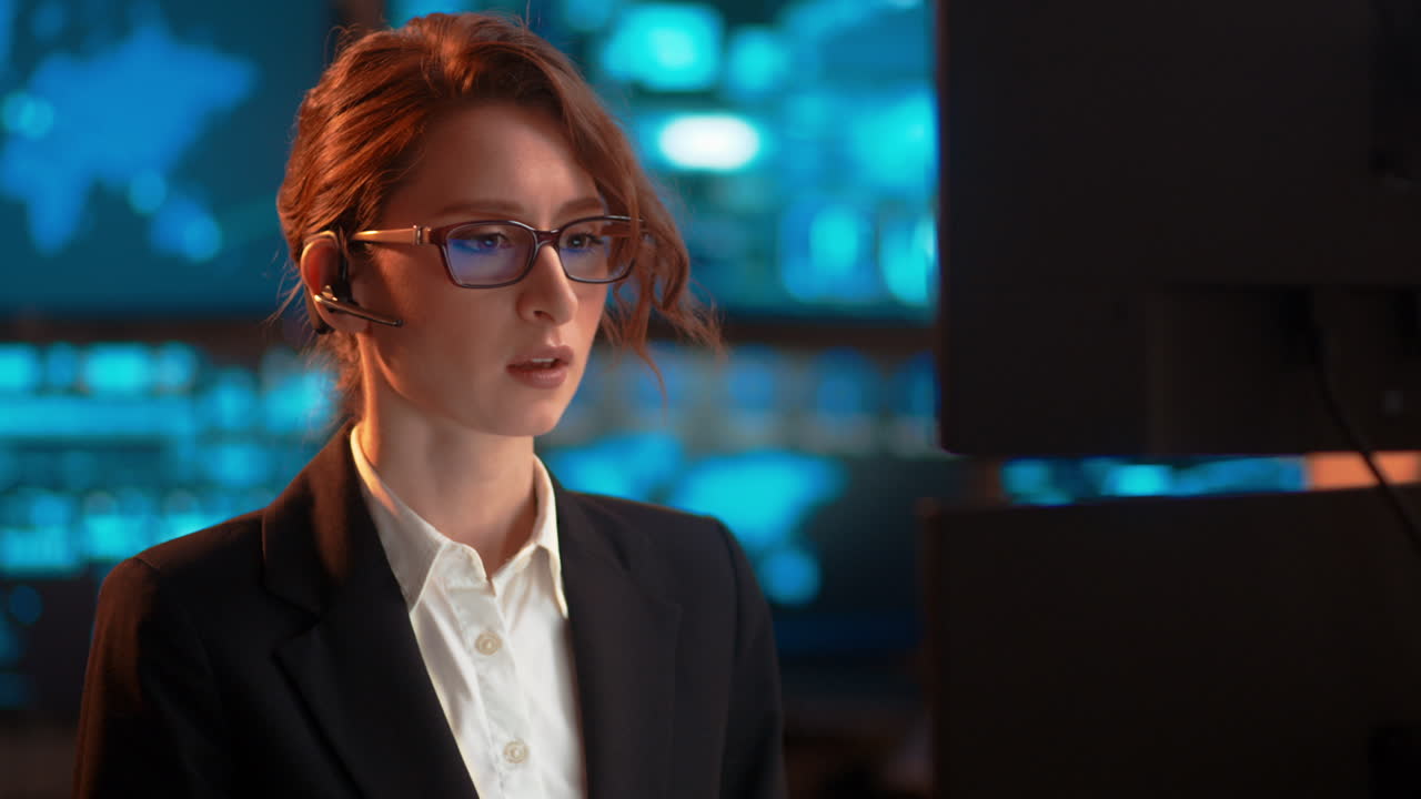 медленная панель, бизнесменка на работе, разговаривающая через свои bluetooth наушники, в индустрии обслуживания клиентов, в конце серьезного экстренного звонка