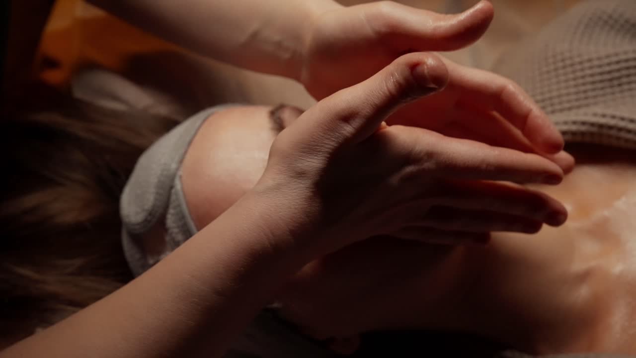 Primo piano di una donna che riceve un massaggio facciale rilassante in una spa