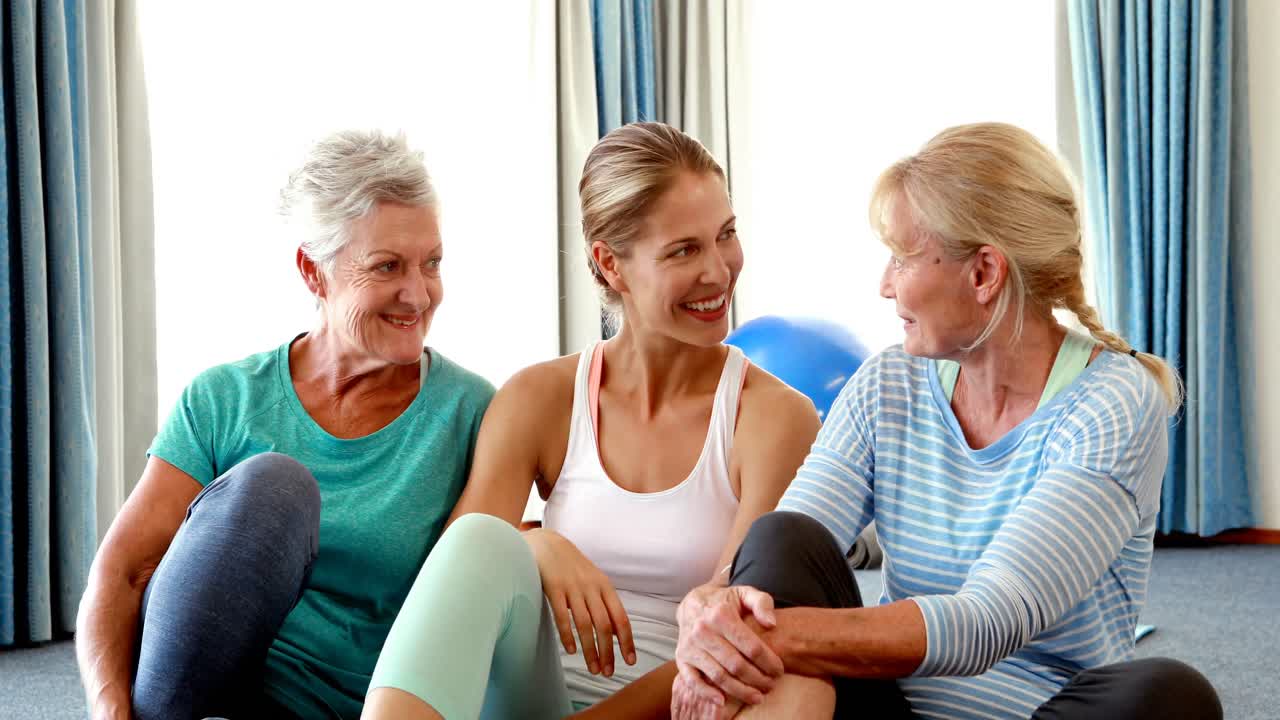 휴식 시간 에 고령 여성 들 과 상호 작용 하는 트레이너