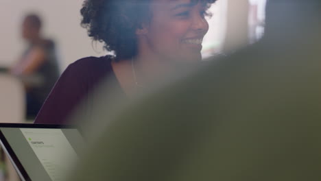 Mujer-De-Negocios-Feliz-Reuniéndose-Con-El-Equipo-Corporativo-Presentando-Ideas-De-Proyectos-De-Desarrollo-Usando-Tecnología-De-Tableta-En-La-Sala-De-Juntas-De-La-Oficina-Compartiendo-Estrategia