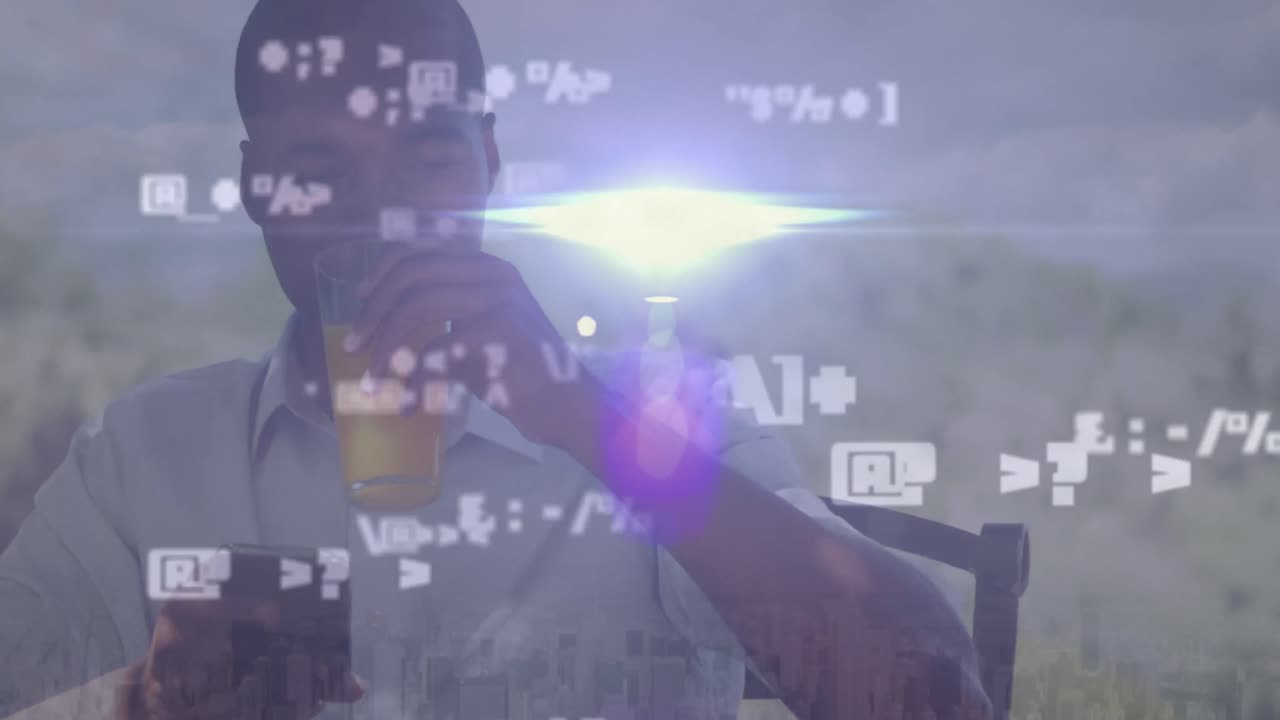 animación del procesamiento de datos sobre un hombre afroamericano que usa un teléfono inteligente