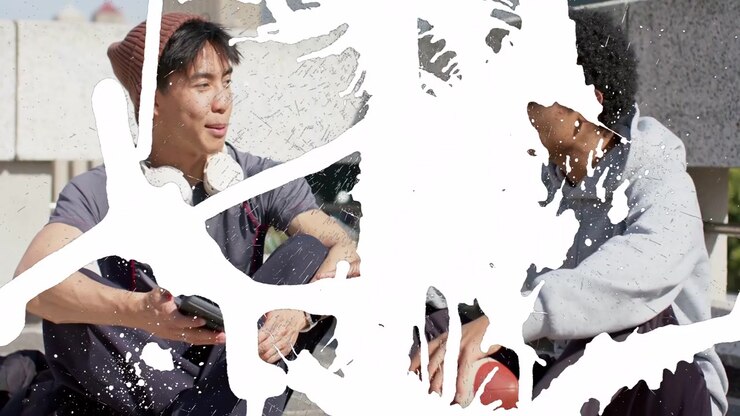 Due uomini seduti sui gradini del campus, con una rivelazione a effetto splash, mentre il telefono condivide un video sportivo e una mano passa il pallone.