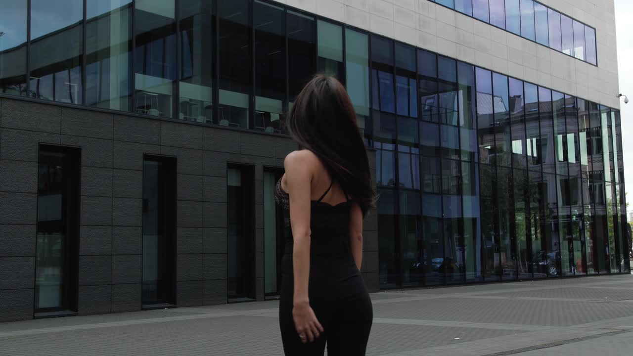Hermosa modelo morena posando en una ciudad