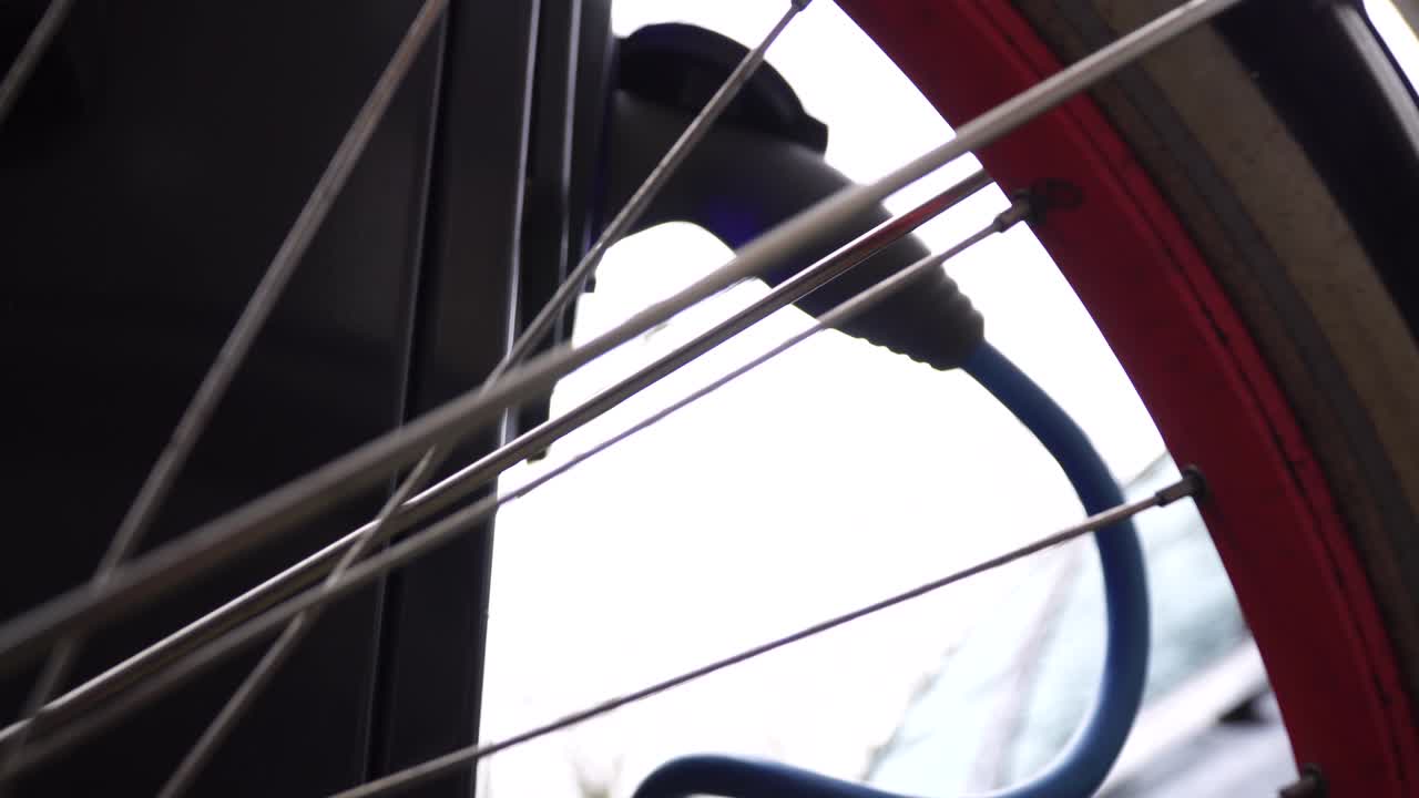 암스테르담의 자전거 바에서 배경으로 충전되는 전기 자동차