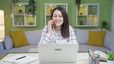 mujer de negocios joven trabajando en la oficina de casa hablando por teléfono.