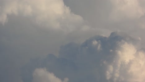 el lapso de tiempo de la formación de nubes de tormenta, volando a través de nubes