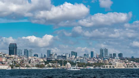 Ein-Zeitraffer-Von-Booten,-Die-Vor-Dem-Hintergrund-Der-Skyline-Von-Istanbul-Durch-Den-Bosporus-Fahren