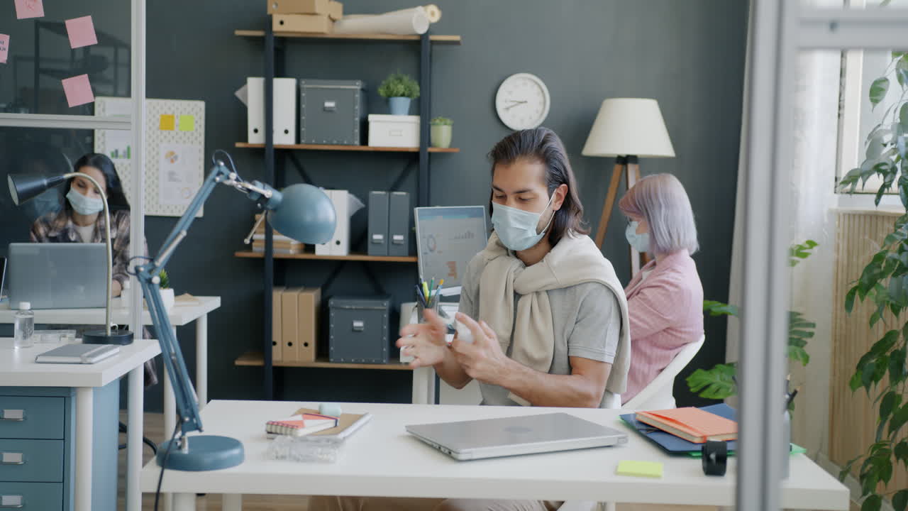 พนักงานทำงานในสำนักงานสมัยใหม่ช่วงโควิด-19