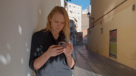 mujer joven con teléfono móvil