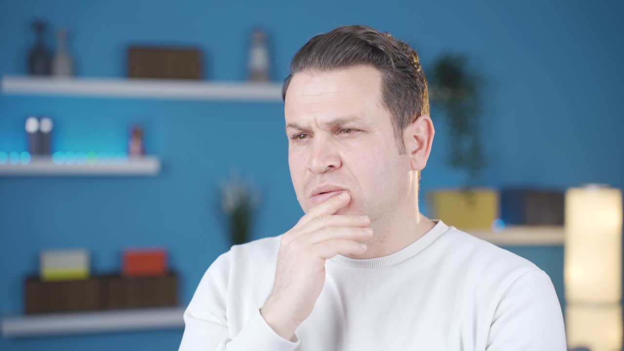 hombre maduro confundido, hombre luchando para tomar decisiones, abrumado.