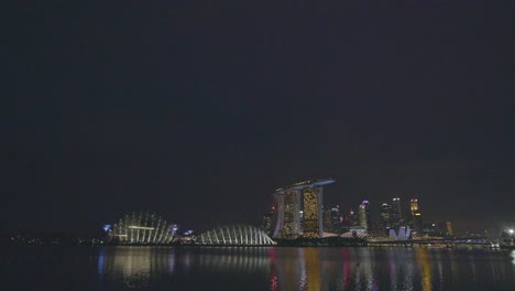 vista nocturna de las arenas de la bahía de marina en singapur