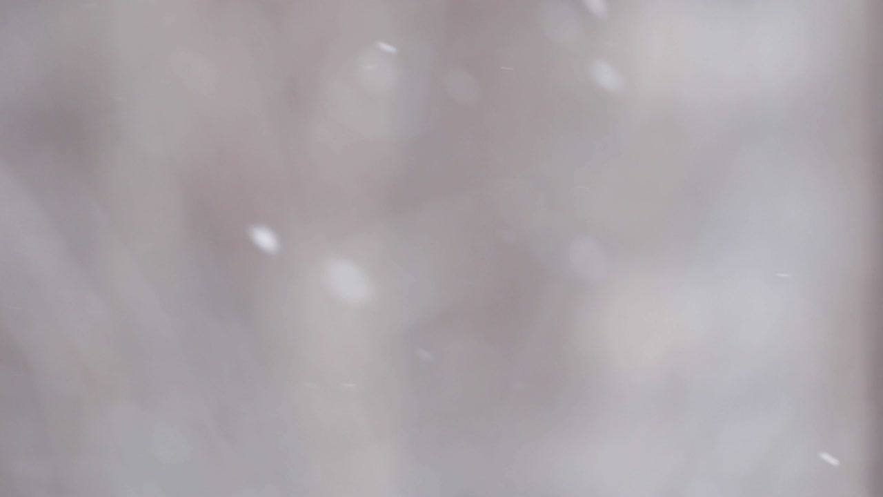 눈은 천천히 떨어지고 돌아갑니다. 흐릿한 겨울  눈 배경