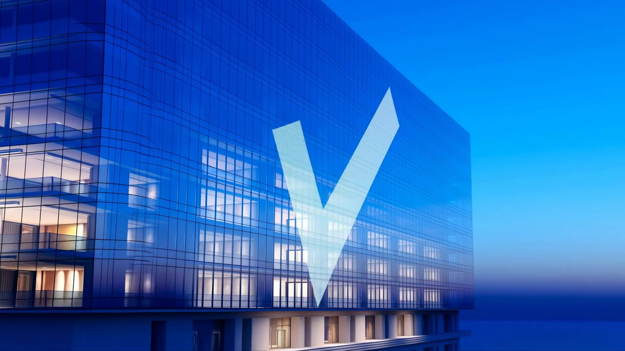 La luce blu del crepuscolo cade su una torre per uffici in vetro con piani interni luminosi, pannelli riflettenti e dettagli nitidi della facciata, creando un'elegante presenza nello skyline urbano con una forte simmetria geometrica.