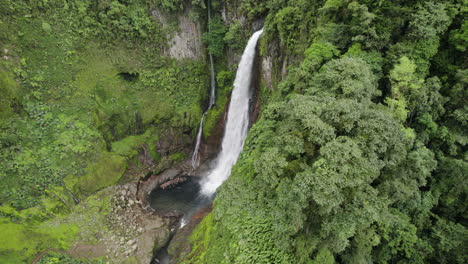 impresionantes cataratas en la exuberante selva de costa rica - vista aérea de catarata del toro