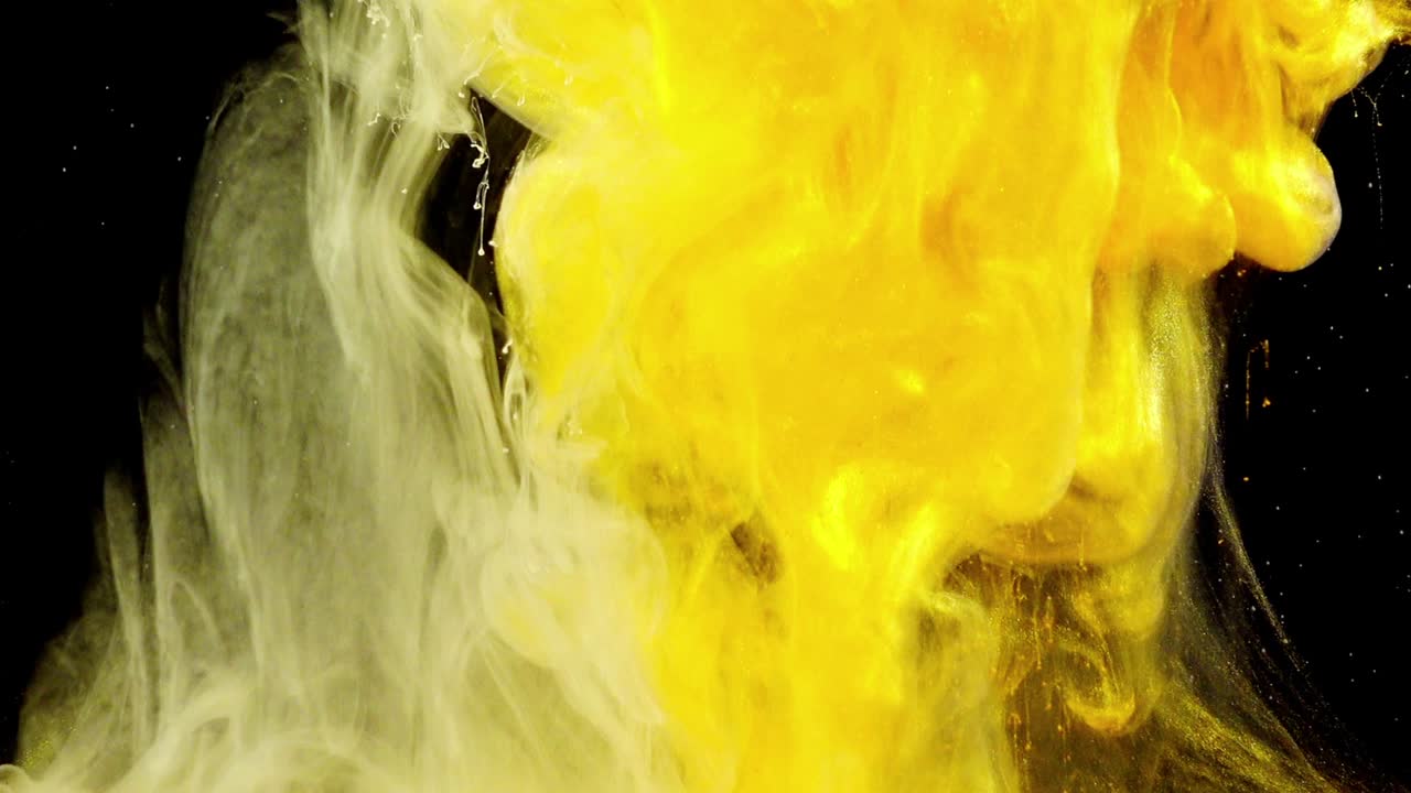 Forme astratte. Riprese su sfondo nero. Mescolanza di colori