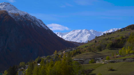 montañas cubiertas de nieve y el increíble paisaje escénico con los pueblos en las montañas bajo el cielo azul