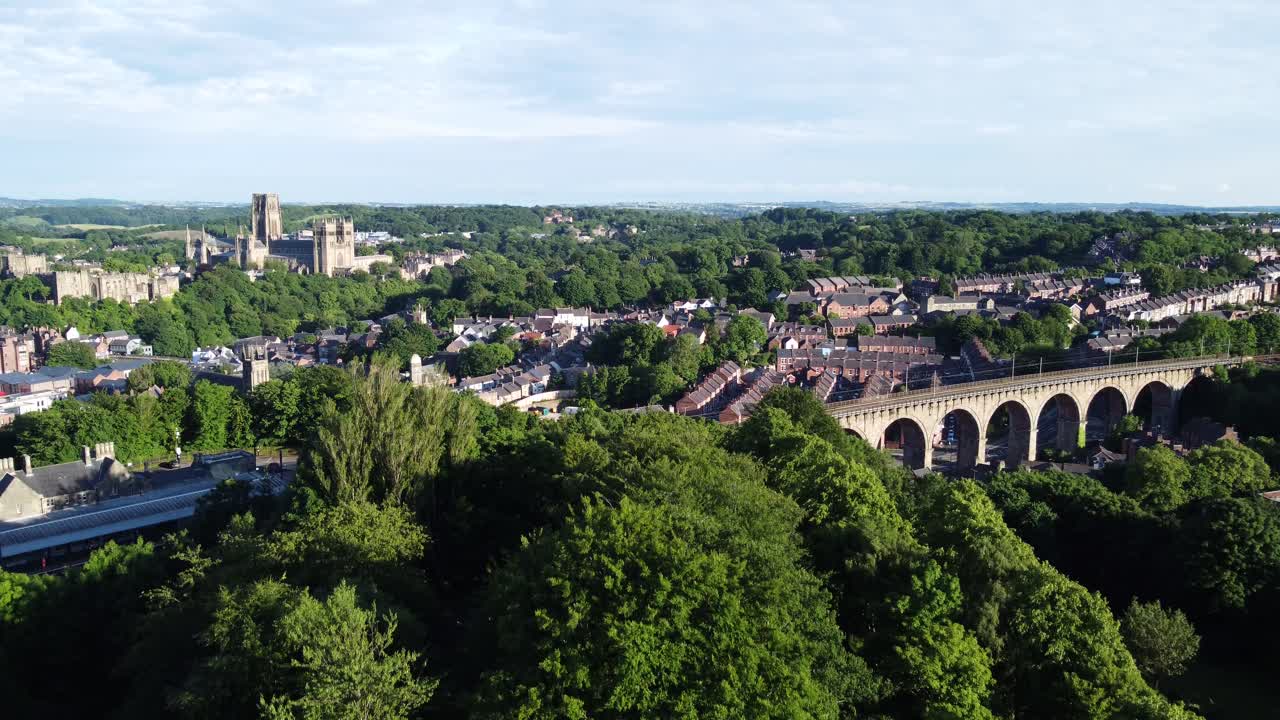 vista aérea de drones de la catedral de durham en la puesta de sol de la tarde de sol bajo que se eleva sobre el centro de la ciudad