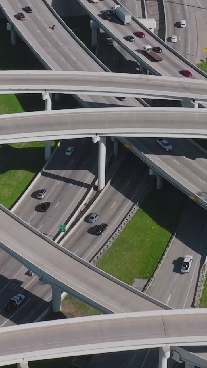 Traffico in movimento attraverso lo svincolo autostradale nel centro di Dallas, in Texas