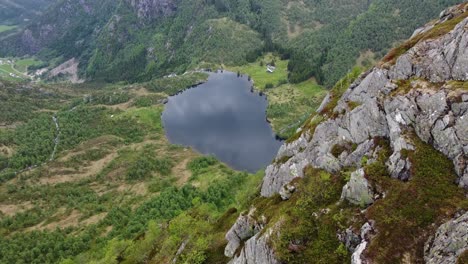 Leirovatnet-Süßwassersee-Von-Der-Hohen-Klippe-Auf-Dem-Berggipfel-Aus-Gesehen---Luftbewegung-Seitwärts-In-Der-Nähe-Der-Klippe,-Wodurch-Ein-Massiver-Parallaxeneffekt-Entsteht---Atemberaubende-Aussicht-Eidslandet-Vaksdal-Norwegen