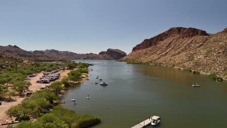 Canyon-Lake-In-Tortilla-Flat,-Arizona,-In-Der-Nähe-Von-Phoenix-Trucking,-Rechts-Luftaufnahme-Einer-Drohne-über-Dem-Wasser