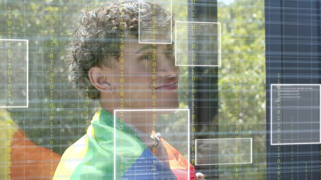 Uomo che tiene una bandiera arcobaleno vicino a un vetro, guardando in alto mentre si attivano riquadri UI tecnologici, mostrando orgoglio.