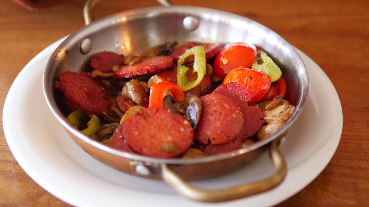 deliciosas salchichas con setas y pimientos