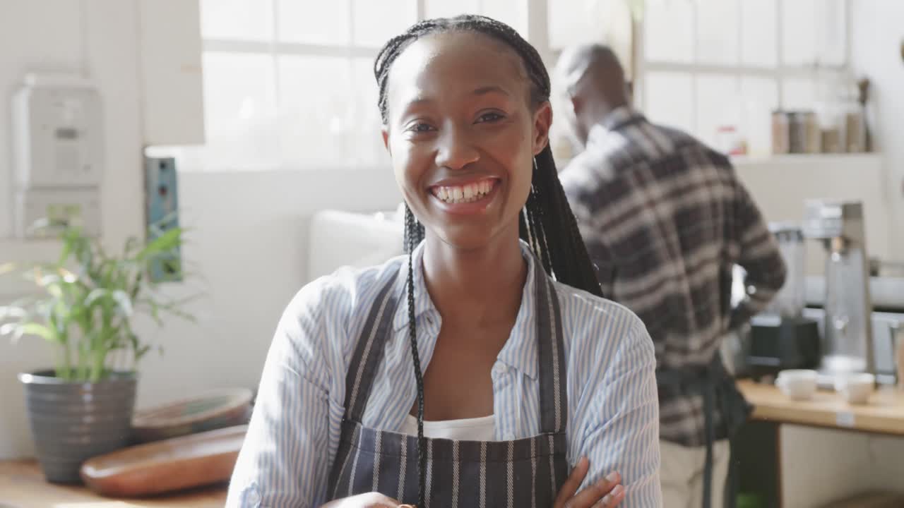 Ritratto di proprietaria afroamericana di caffetteria al lavoro, al rallentatore
