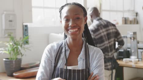 Retrato-De-La-Dueña-De-Una-Cafetería-Afroamericana-En-El-Trabajo,-Cámara-Lenta