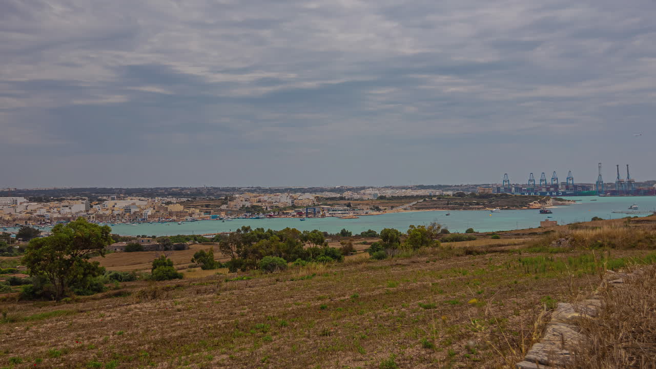 몰타 의  ⁇ 시 마을 인 마사크슬록 에서 멀리서 볼 수 있는 프리포트 터미널