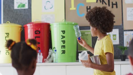 diverso escolar haciendo una presentación para sus colegas sobre cómo reciclar basura plástica