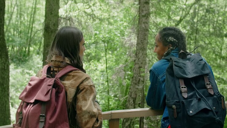 Dos mujeres haciendo senderismo en un bosque.