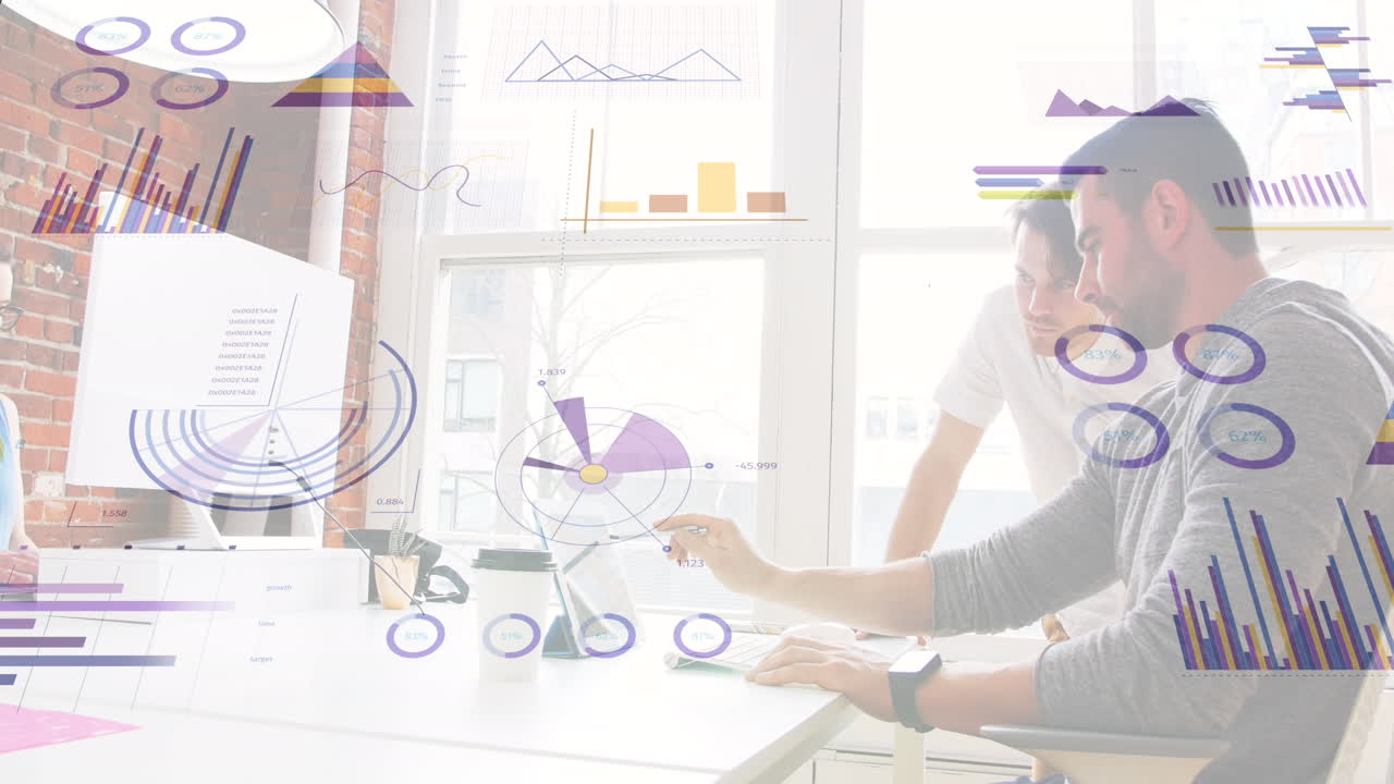 animación del procesamiento de datos financieros sobre diversas personas de negocios en la oficina