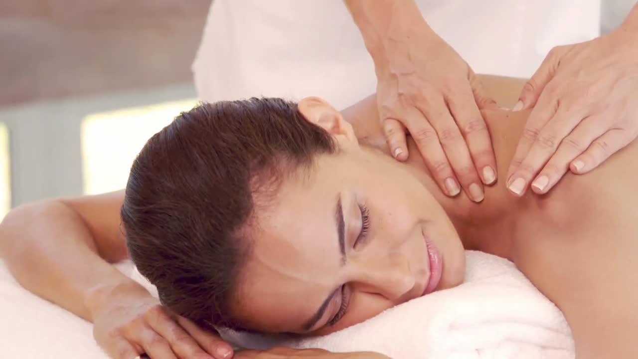 mujer seria dando un masaje