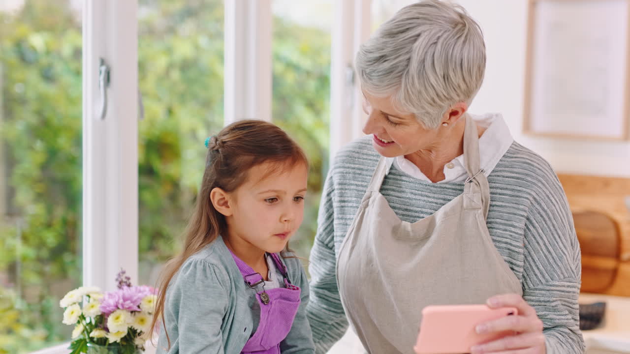 할머니와 손녀가 부에서 순간을 나누고 있습니다.