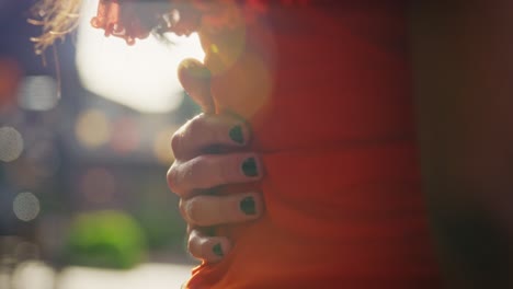 una mujer con un vestido rojo.