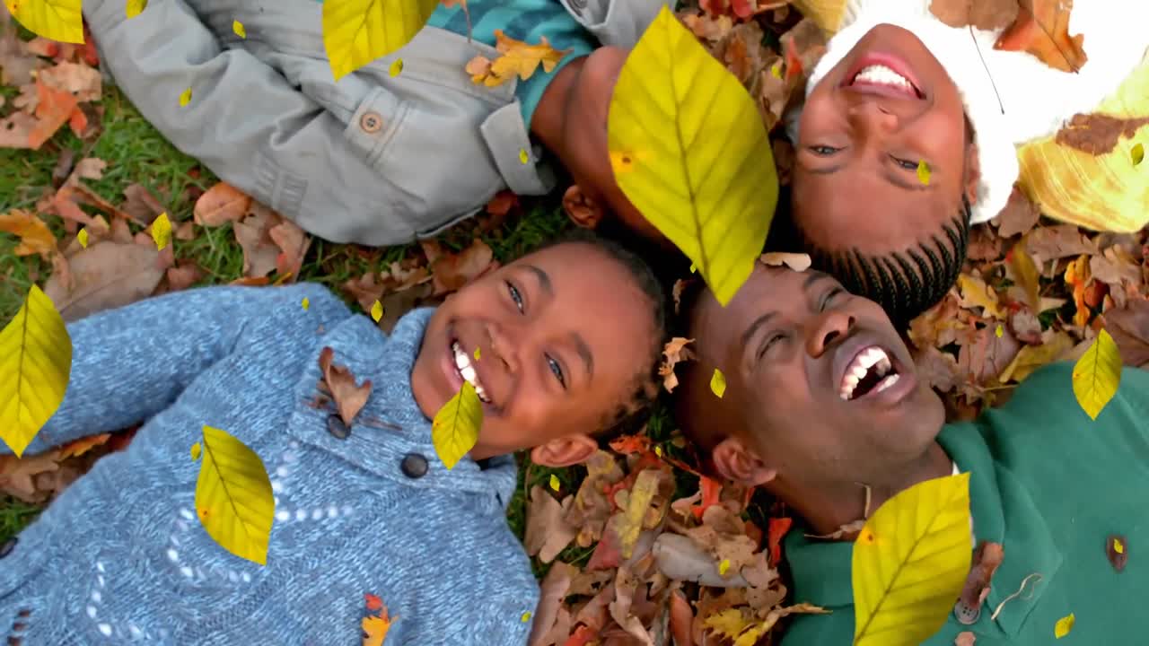 animación de hojas de otoño que caen sobre una feliz familia afroamericana en el parque